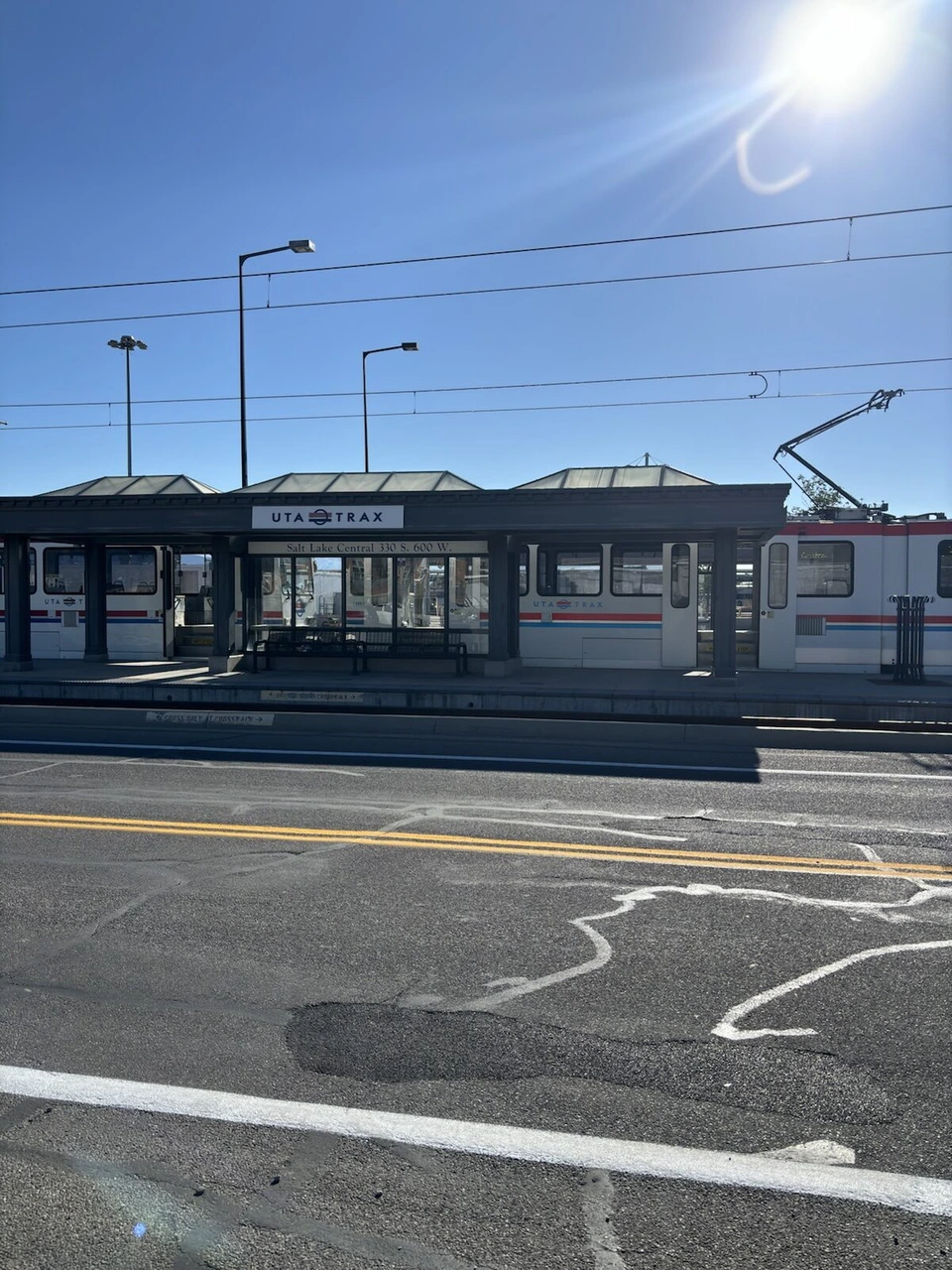UTA TRAXの駅のホームと、停まっているライトレールの車両