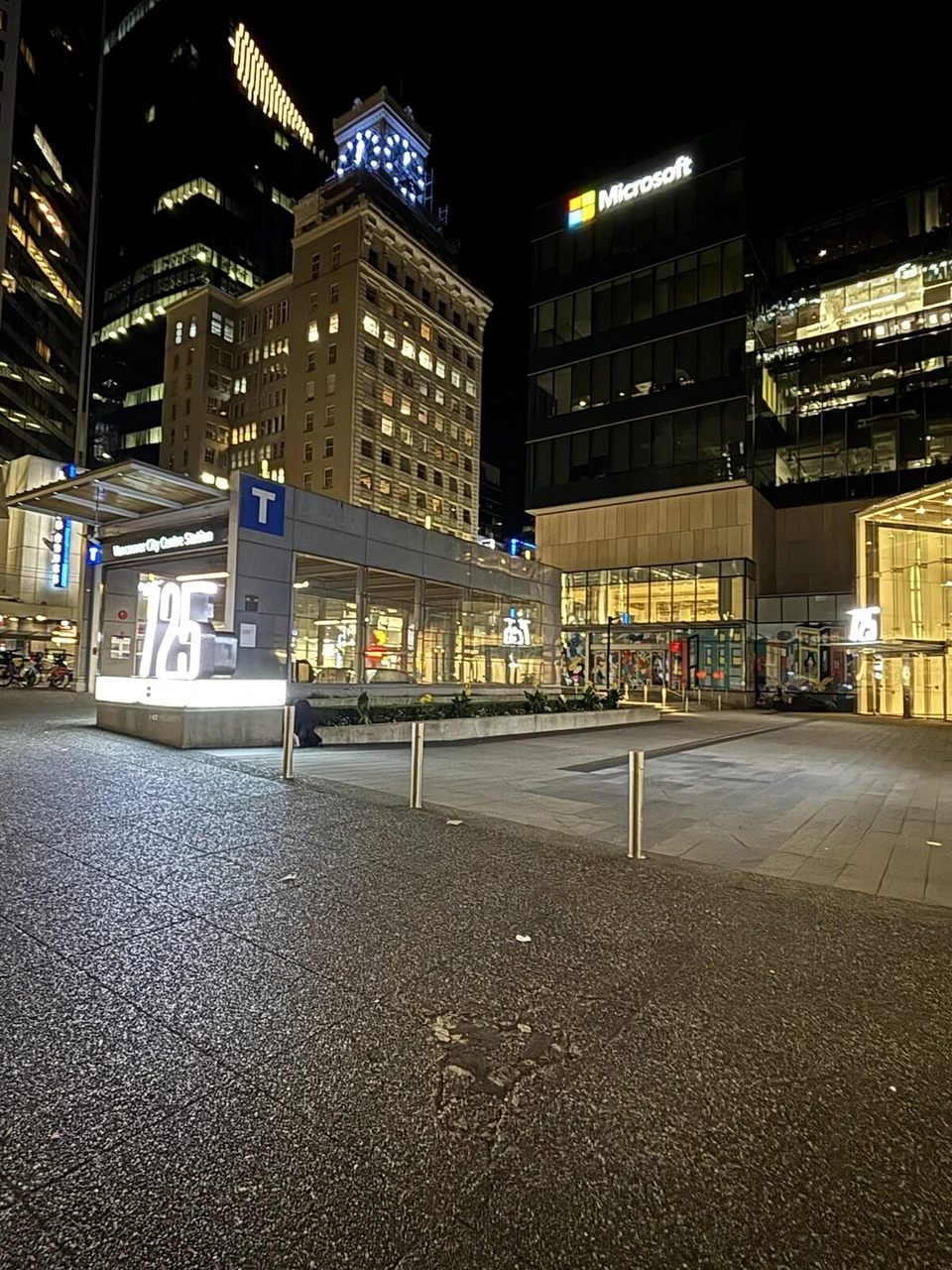 深夜のバンクーバー中心部。シティセンター駅の入口と明かりのついたビル