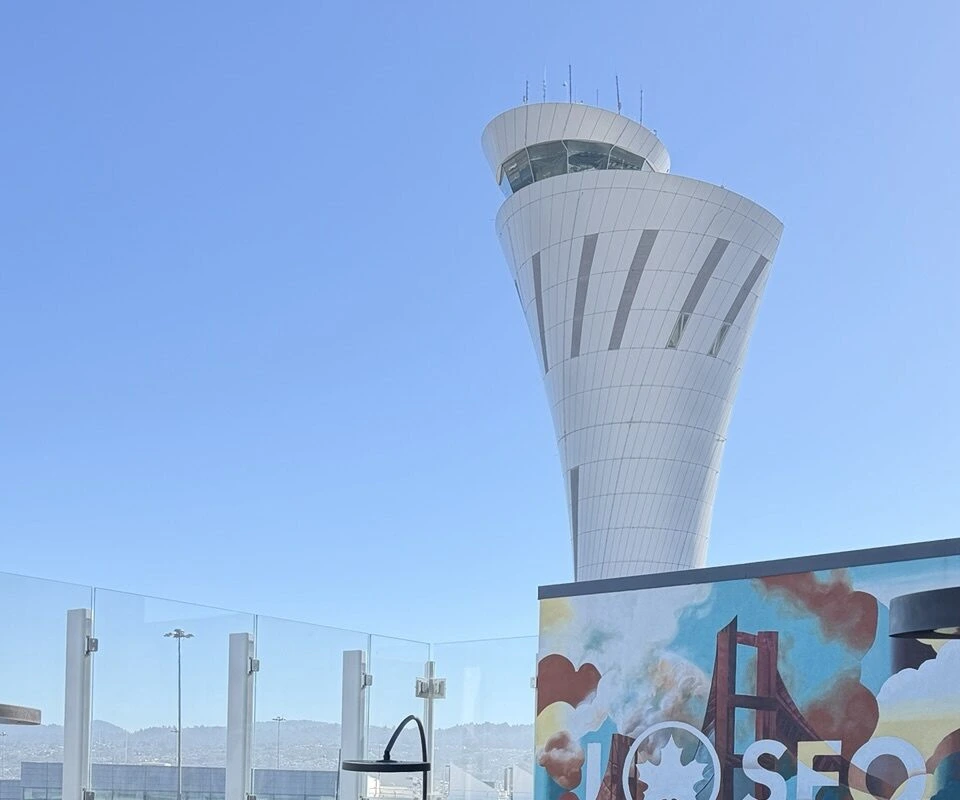 サンフランシスコ空港のラウンジのテラスから見た管制塔と、カエデの葉が入ったI♥SFOの壁画