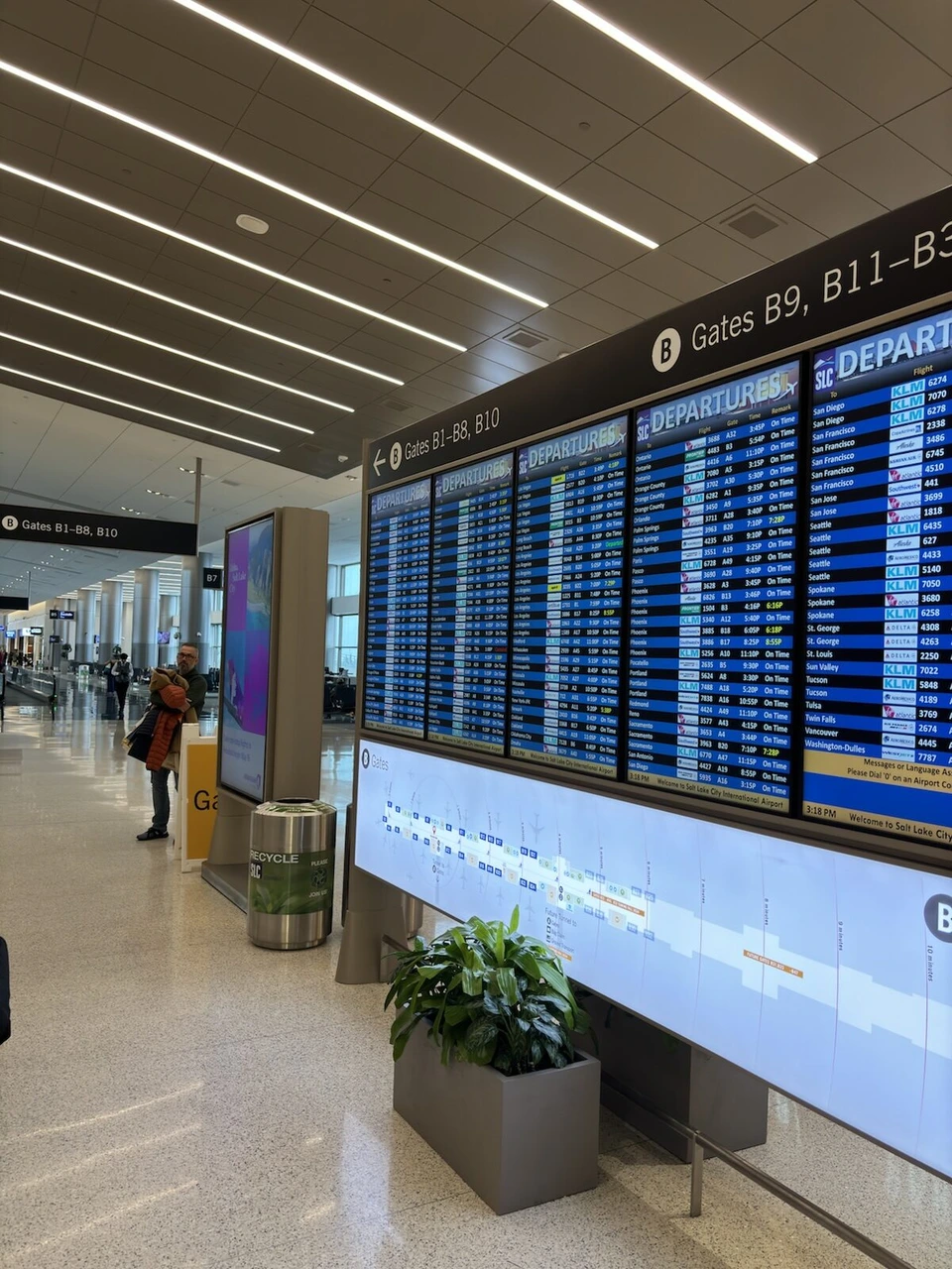 ソルトレイクシティ空港のBゲートの通路に並ぶ出発案内の画面