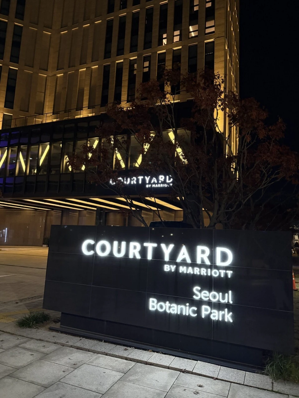 夜のソウルのホテルの前に立つ、COURTYARD BY MARRIOTT Seoul Botanic Parkの看板