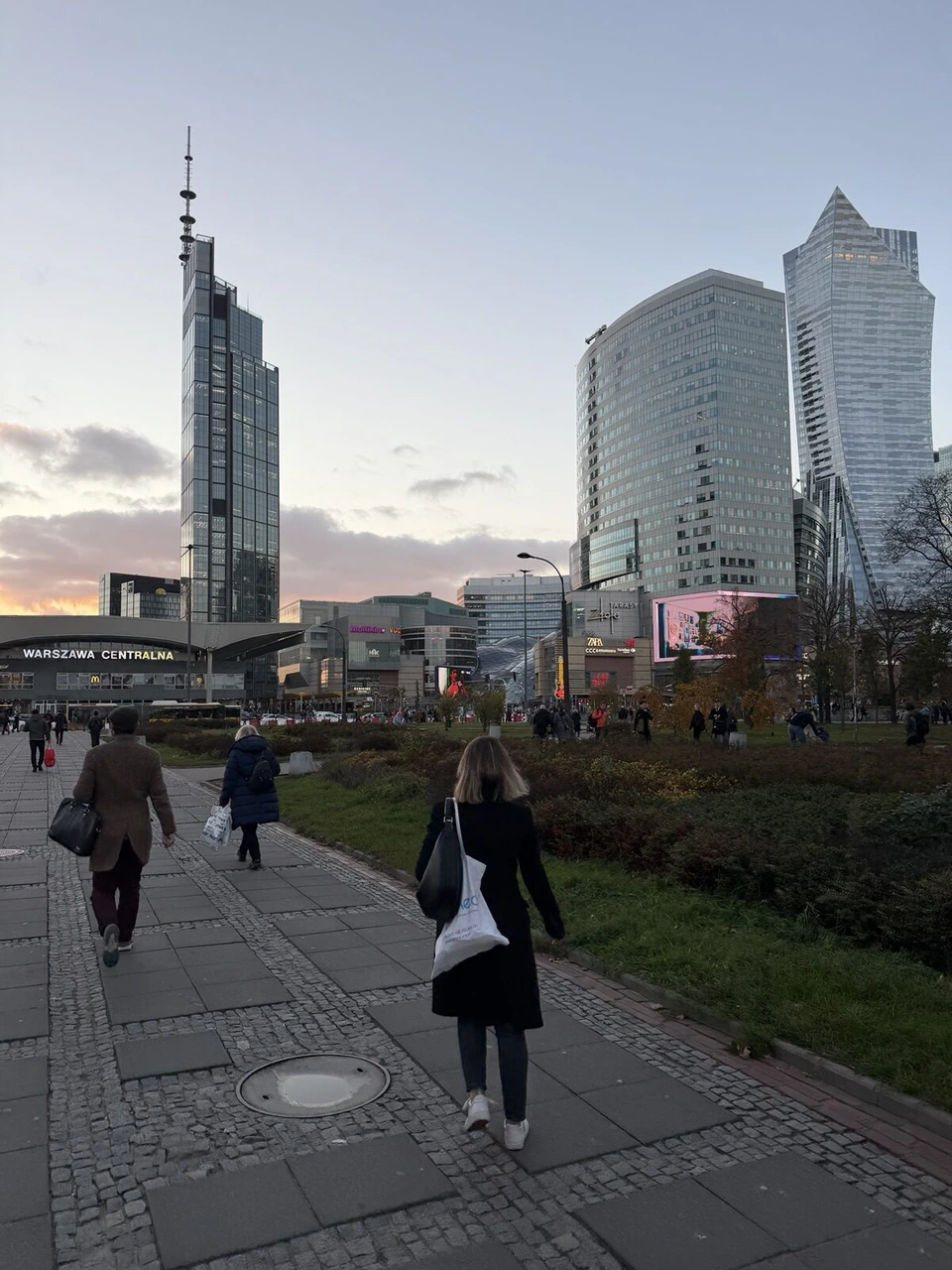 ワルシャワ中央駅の建物と、その奥のヴァルソ・タワーなどの高層ビル