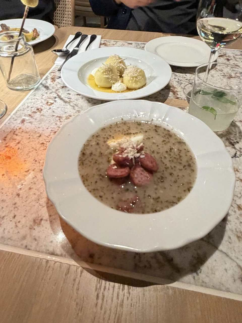 ソーセージが入ったクリーム色のスープ