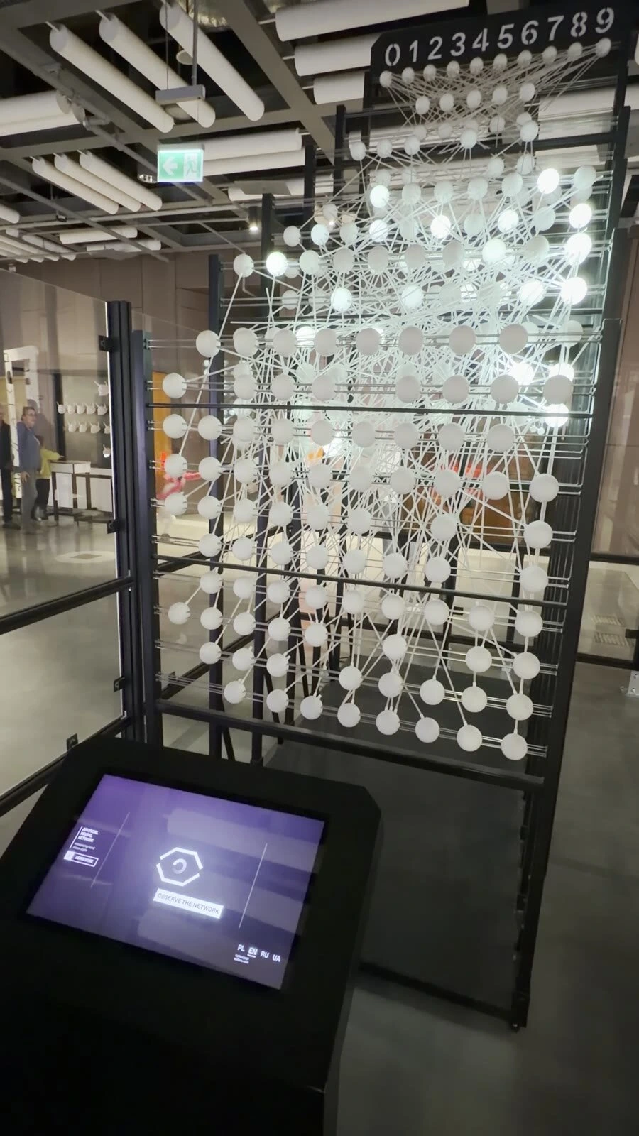 コペルニクス科学センターの、白い丸い板がたくさん並んだ数字の展示と操作画面
