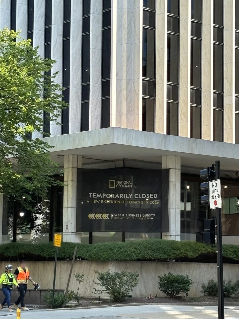 ナショナルジオグラフィック本部の建物。TEMPORARILY CLOSED A NEW EXPERIENCE COMING IN 2026の幕