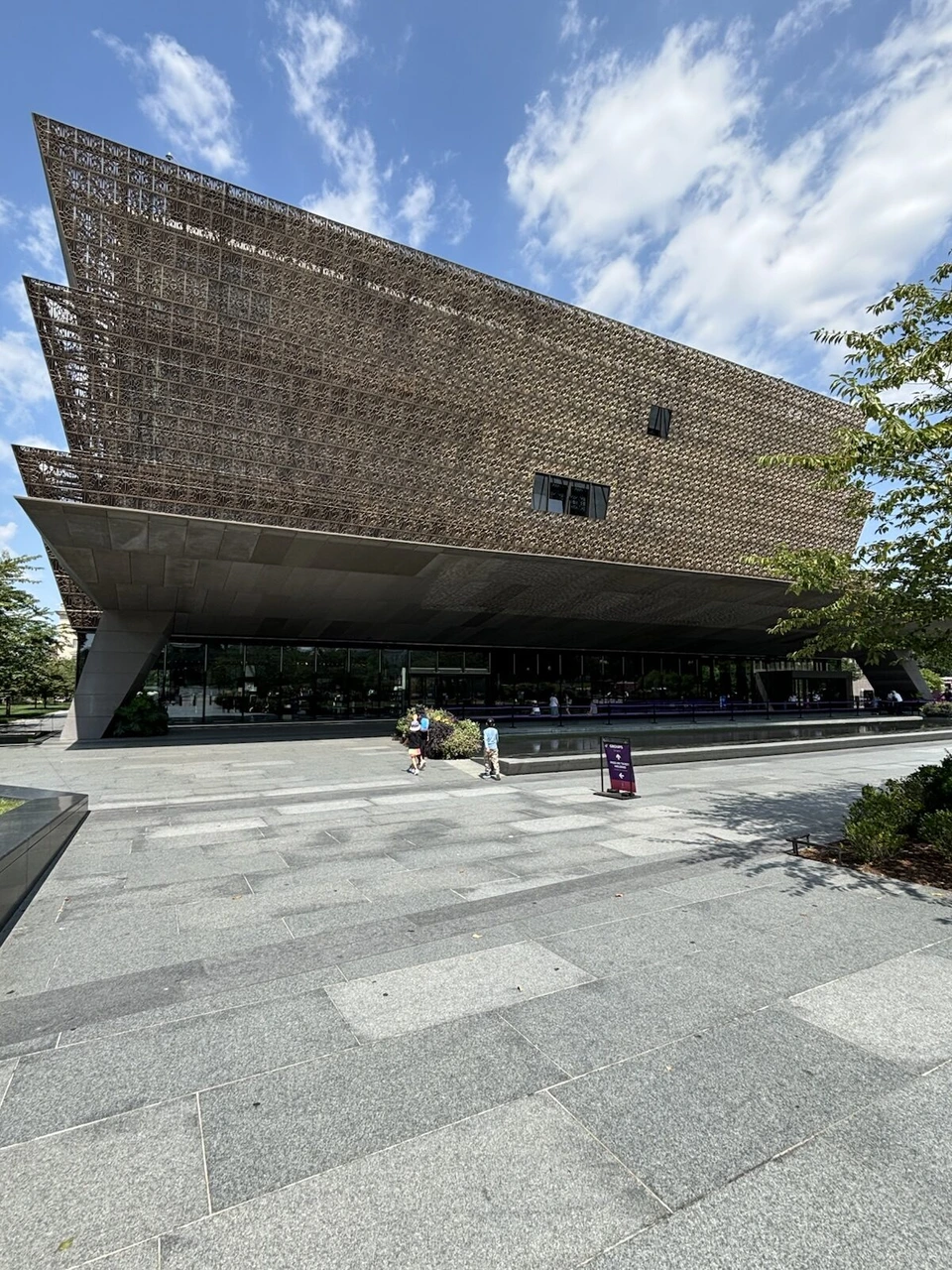 国立アフリカ系アメリカ人歴史文化博物館を下から見上げた外観