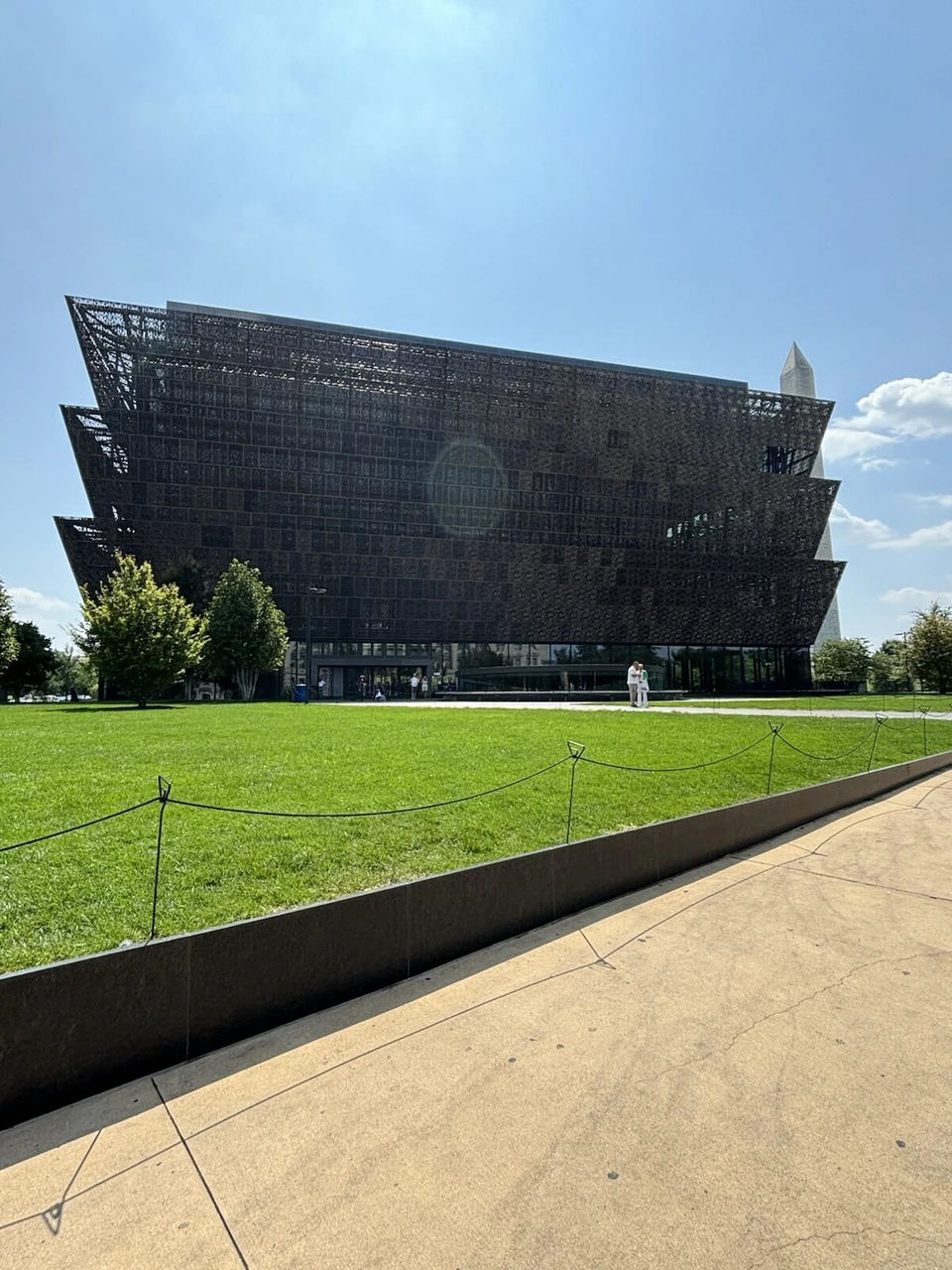 芝生の向こうに建つ国立アフリカ系アメリカ人歴史文化博物館の茶色い建物