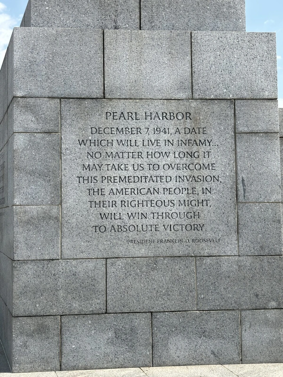 PEARL HARBORと刻まれた石の碑文。1941年12月7日の大統領演説の一節