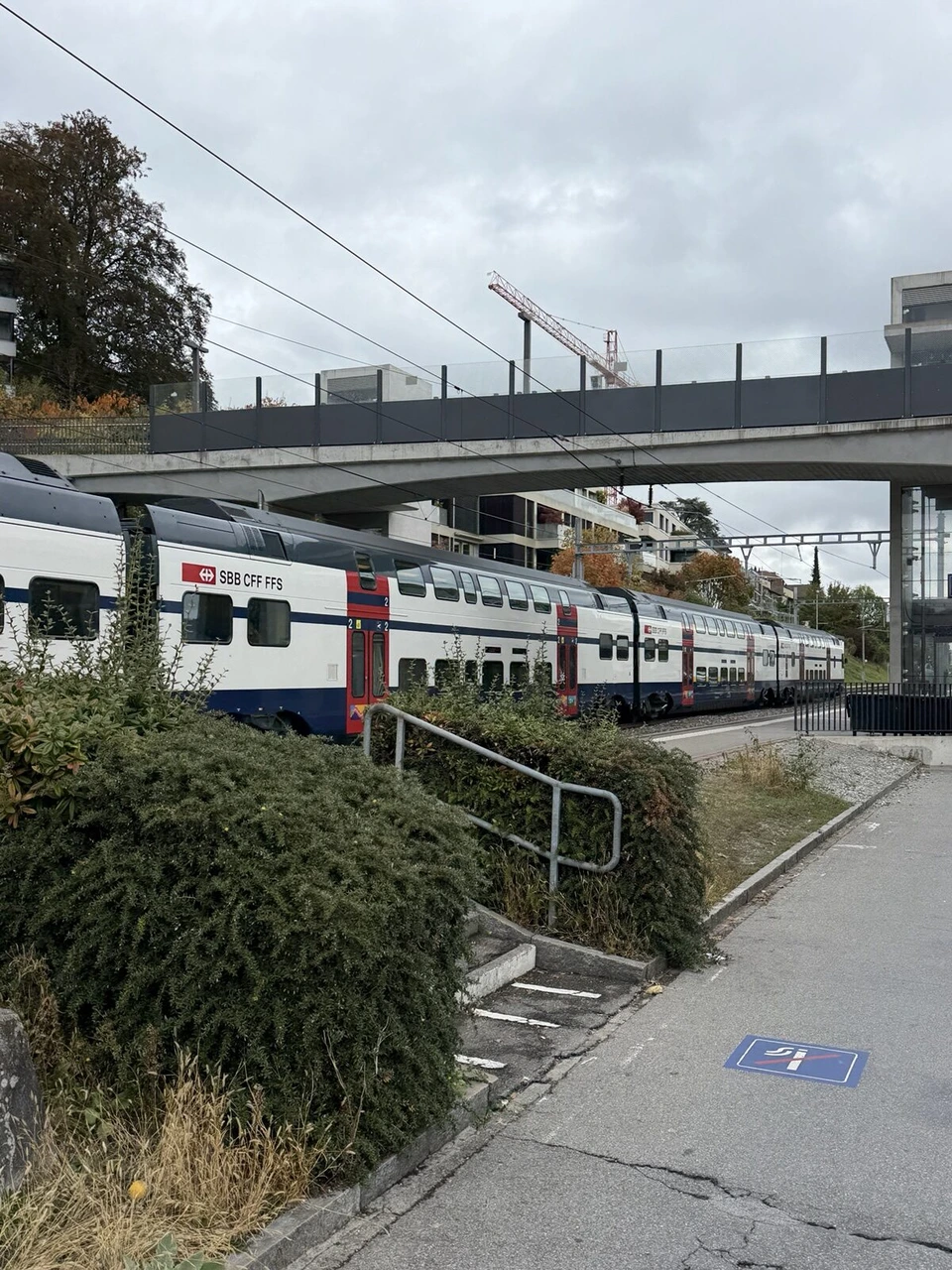 キルヒベルク駅のホームに止まる2階建てのSバーンと跨線橋