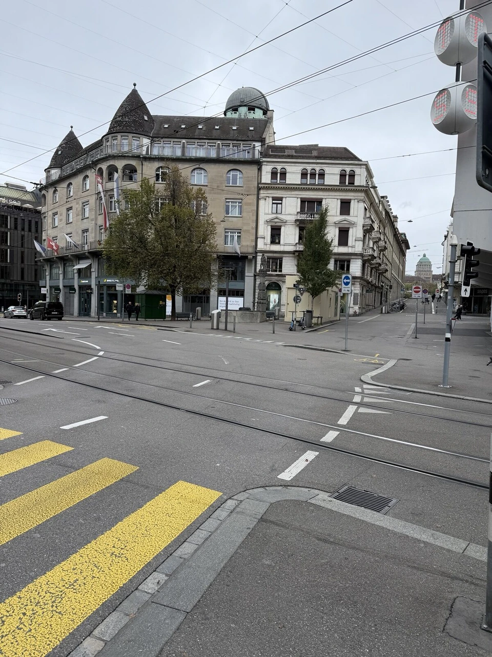 チューリッヒ中央駅近くの交差点と、ドームのある古い建物