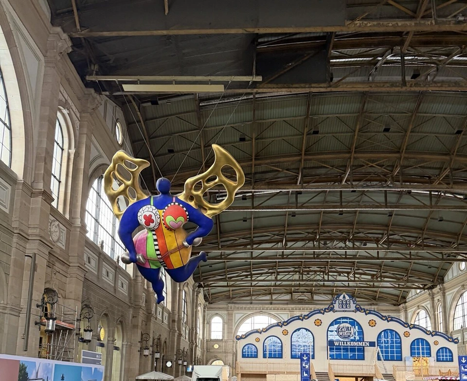 チューリッヒ中央駅のホールの天井から吊られたカラフルな天使の像