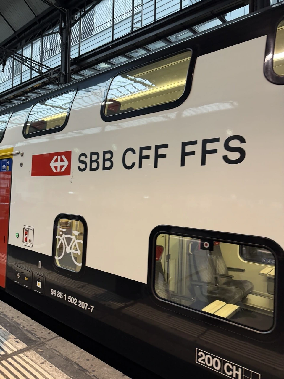 ルツェルン駅で乗った、SBB CFF FFSのロゴが入った2階建て列車の車体