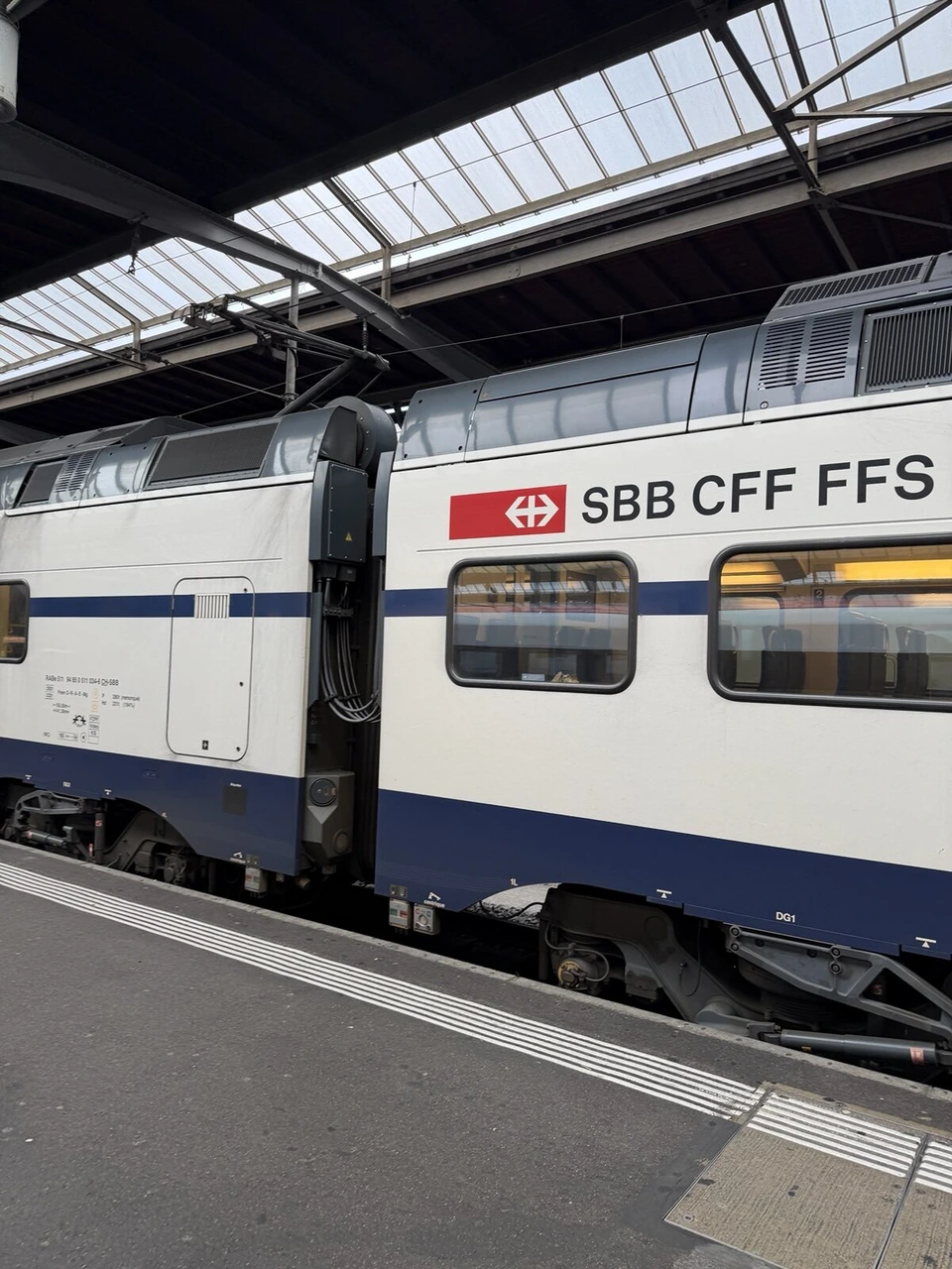 チューリッヒ中央駅のホームに止まるSBBの2階建て列車