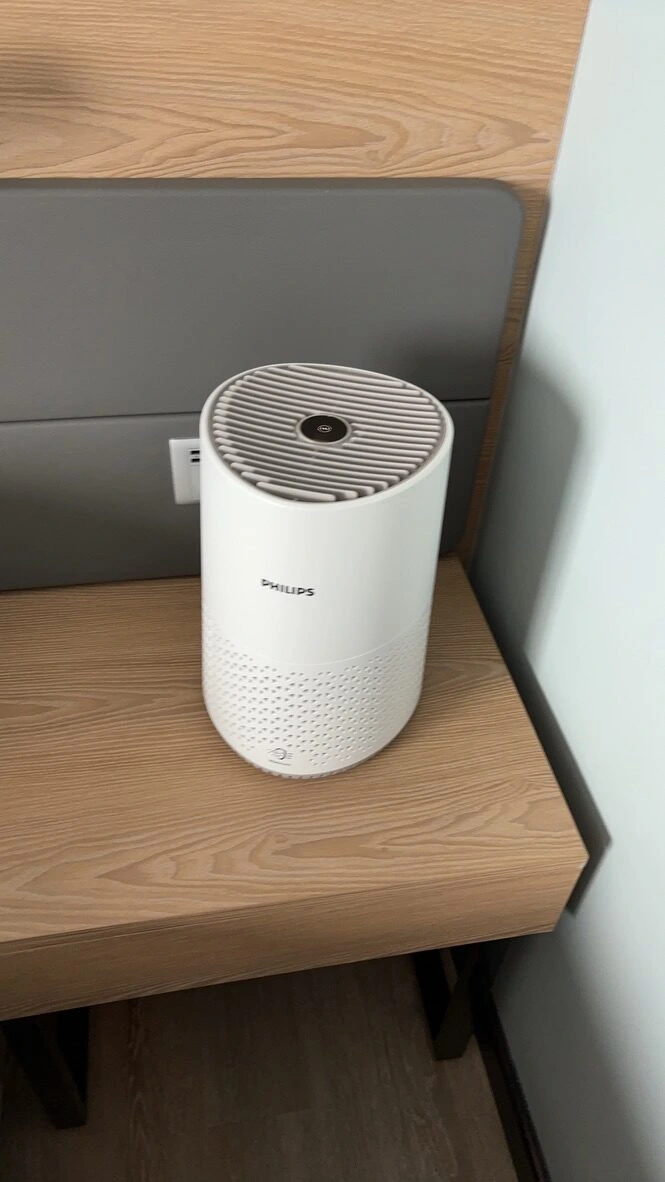 AC Hotel Kuala Lumpurの客室の木のサイドテーブルに置いた、自分で購入したフィリップスの空気清浄機