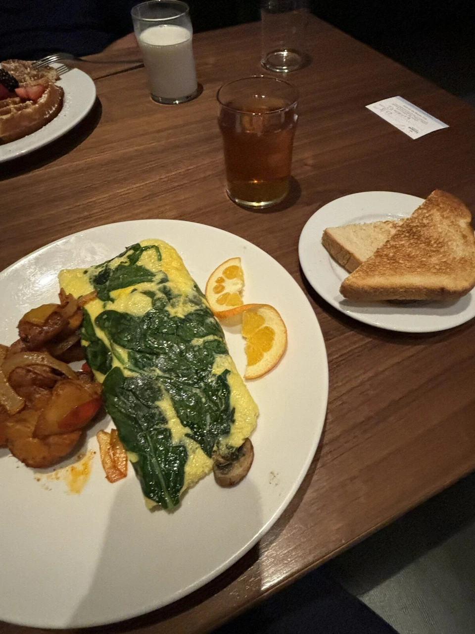 サンフランシスコ2日目の朝食。ほうれん草のオムレツとじゃがいも、オレンジ、トースト、紅茶