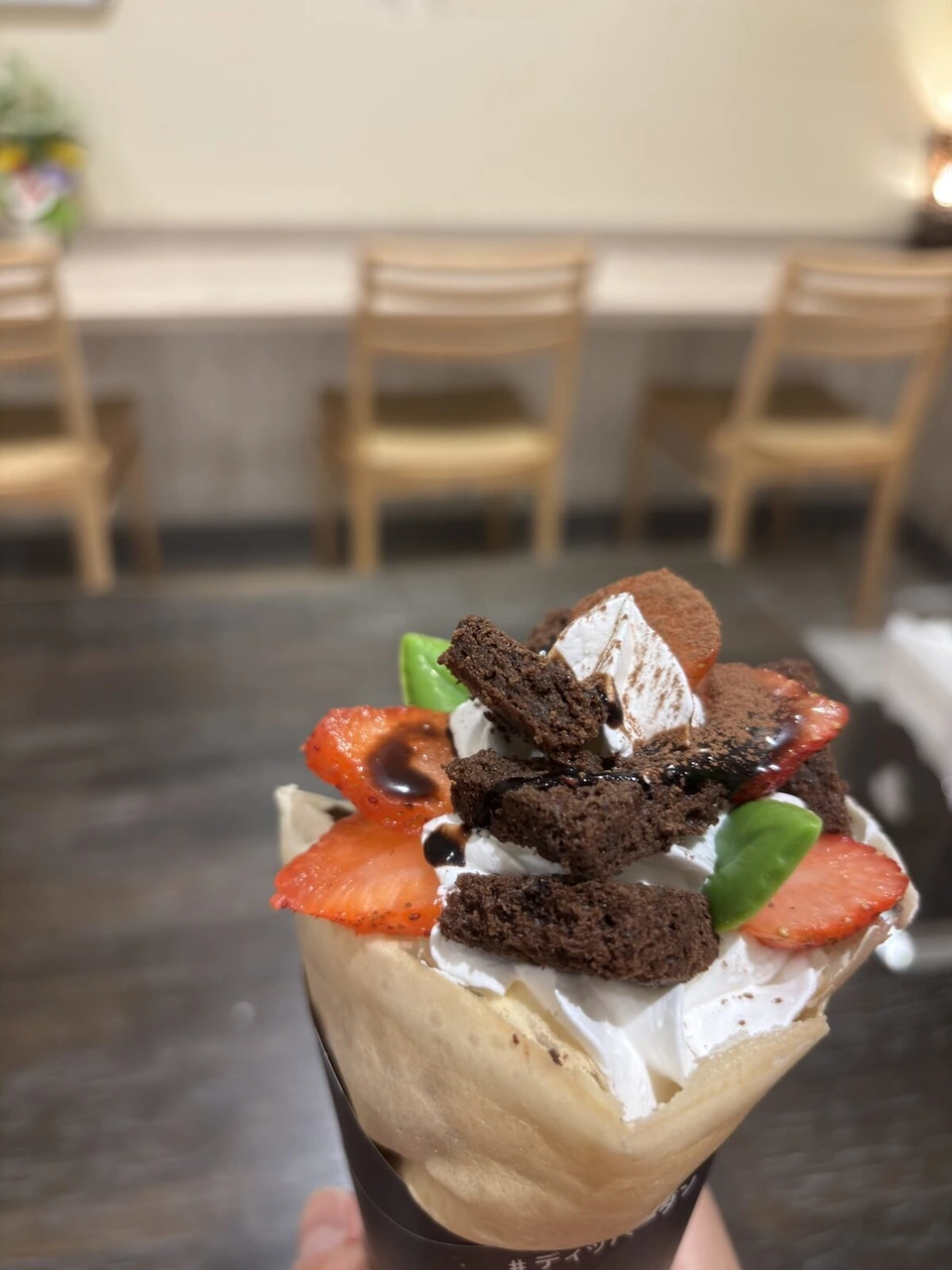 いちごとチョコレートケーキがのったクレープ