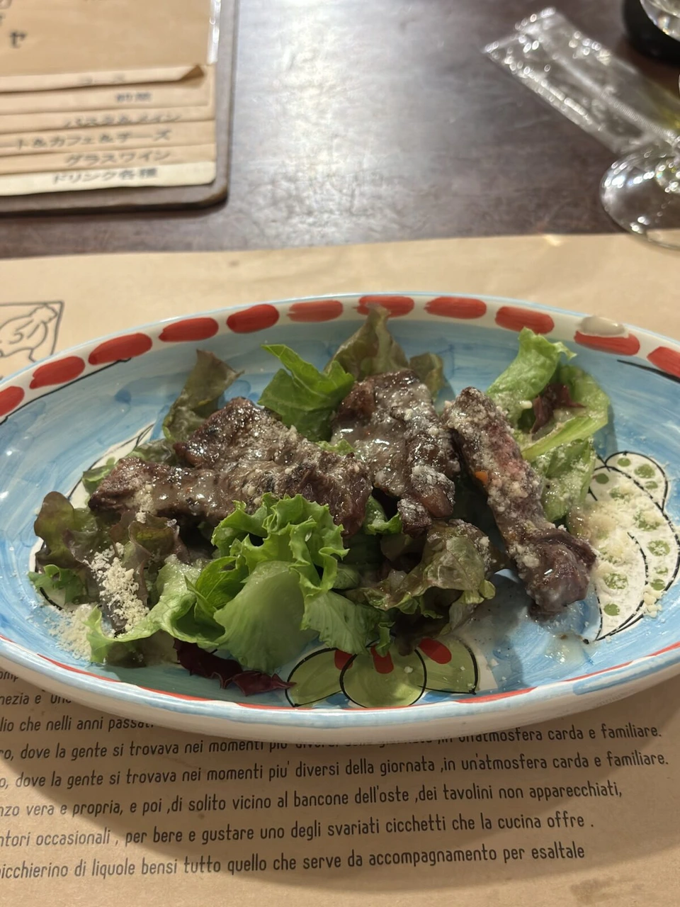 牛肉のグリルをのせた大盛りのサラダ