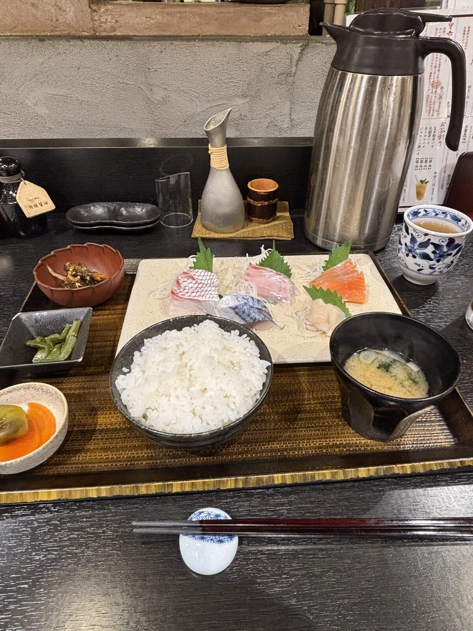 刺身定食。刺身の盛り合わせ、ご飯、味噌汁、小鉢と漬物