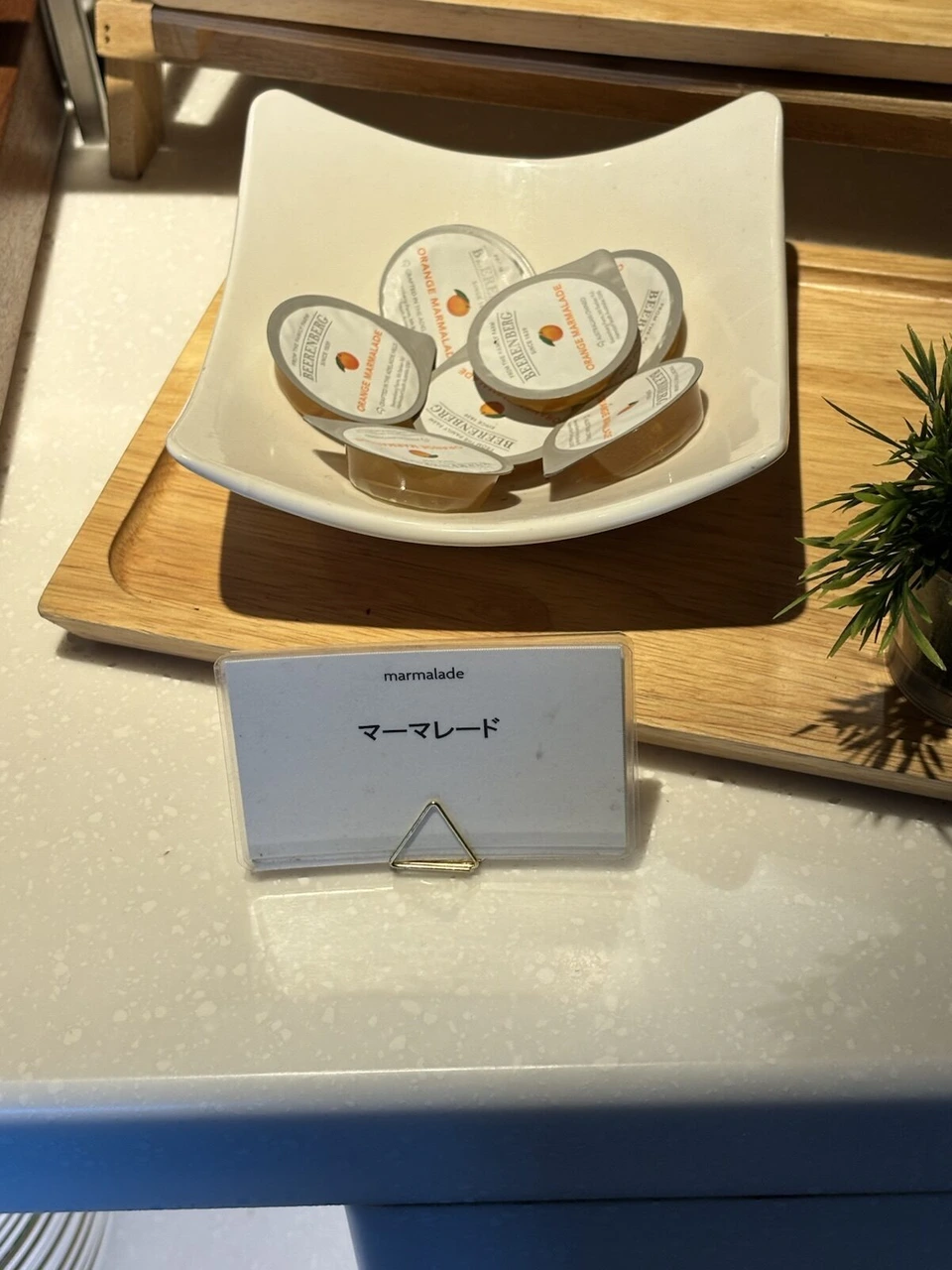 ANAクラウンプラザホテル秋田の朝食会場。マーマレードのポーションが並ぶ皿と名札