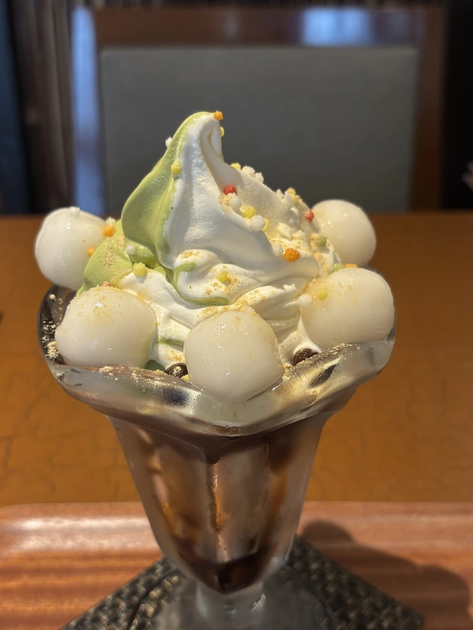 抹茶とバニラのソフトクリームに白玉をのせたパフェ