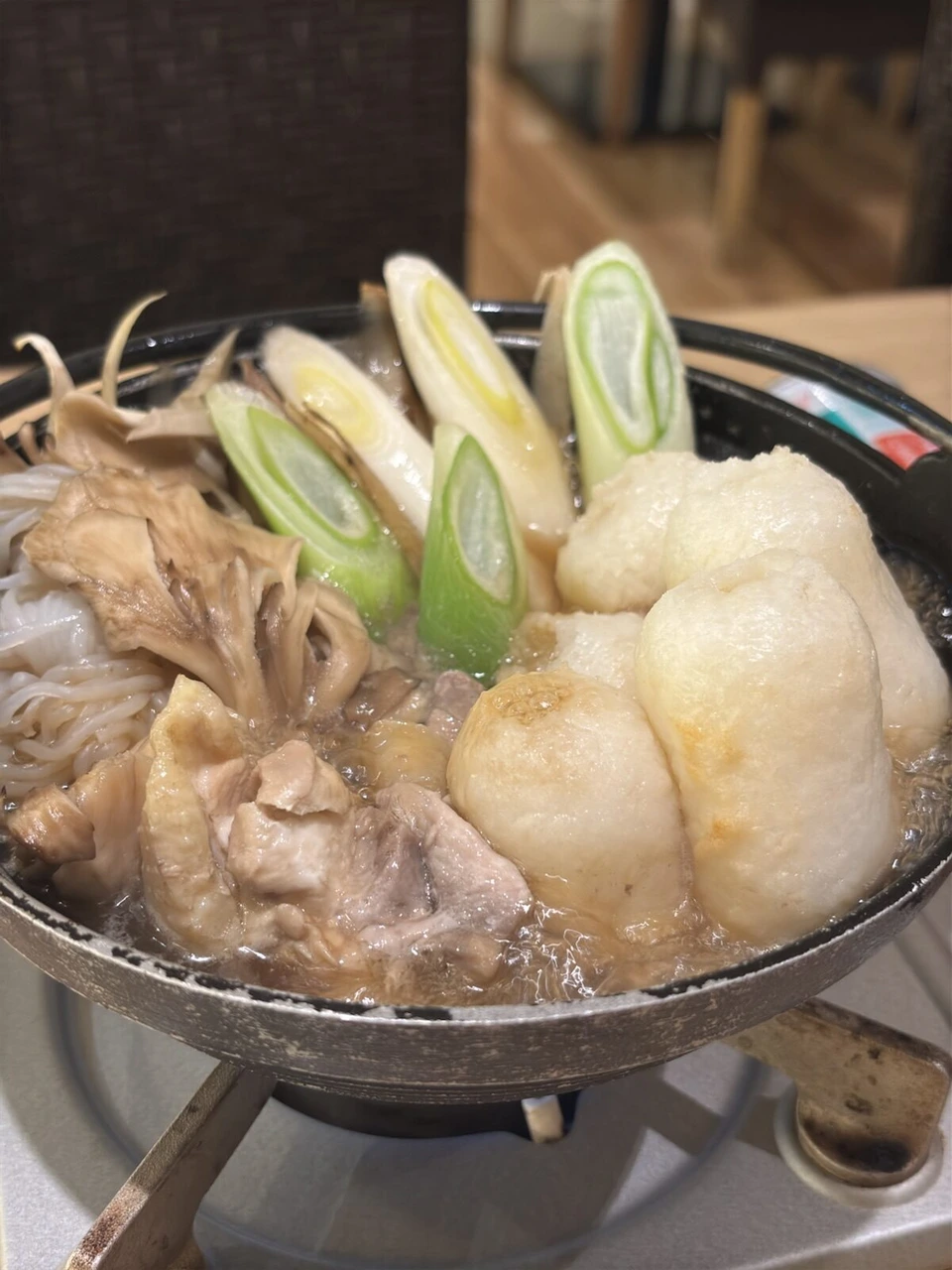 秋田駅近くの店のきりたんぽ鍋。きりたんぽ、ねぎ、鶏肉、ごぼう