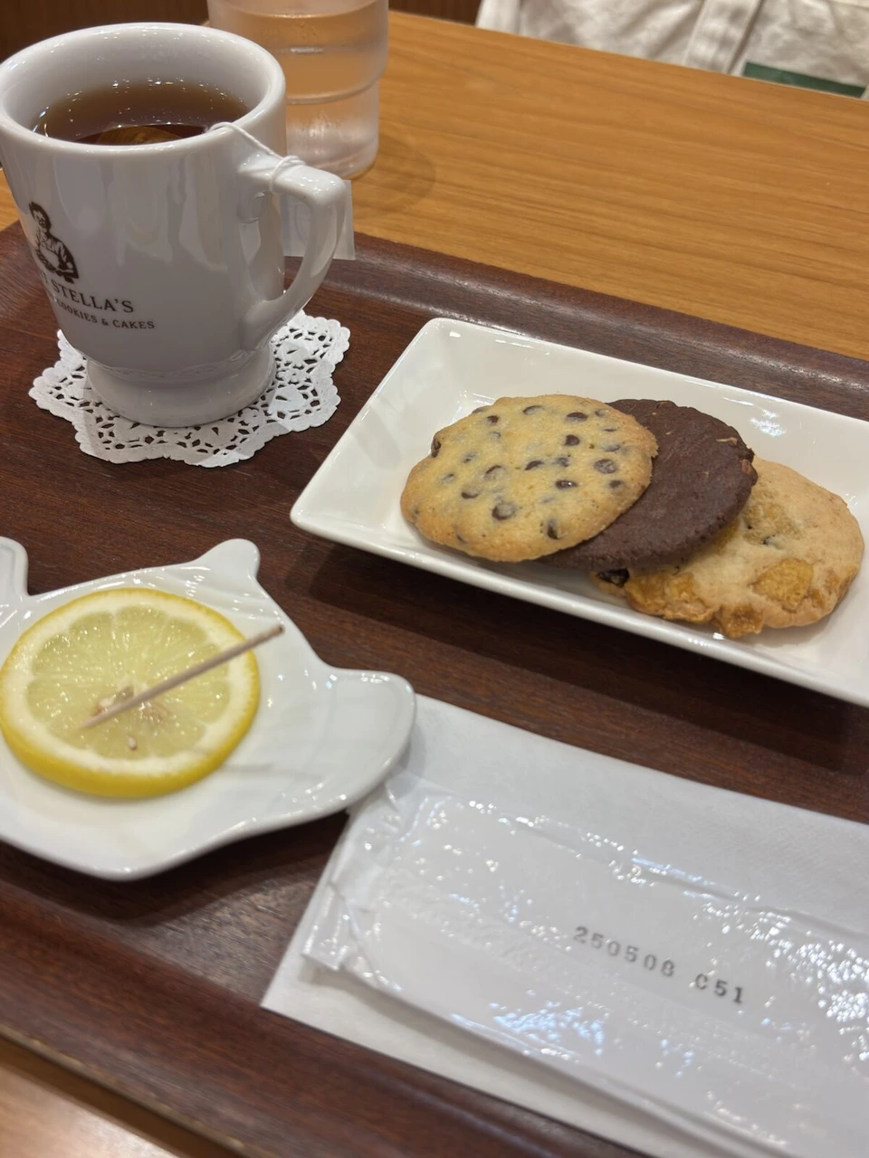 カフェの紅茶とレモン、チョコチップクッキー