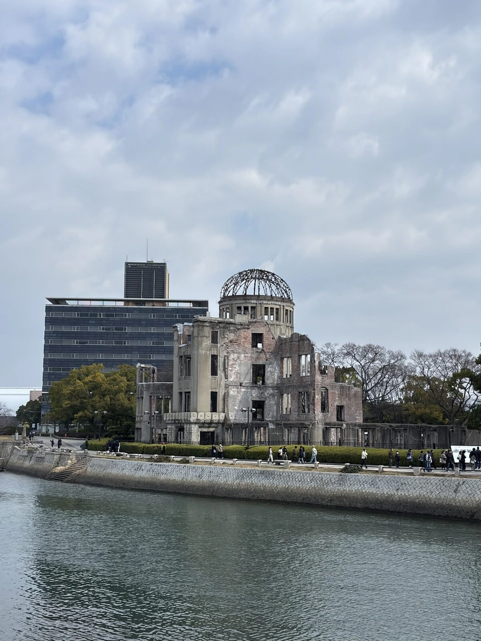 元安川の向こうに見える原爆ドーム