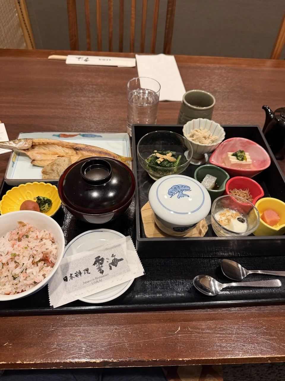 ANAクラウンプラザホテル広島の日本料理 雲海の和朝食。焼き魚、桜えびの混ぜご飯、汁物、小鉢が並んだ盆