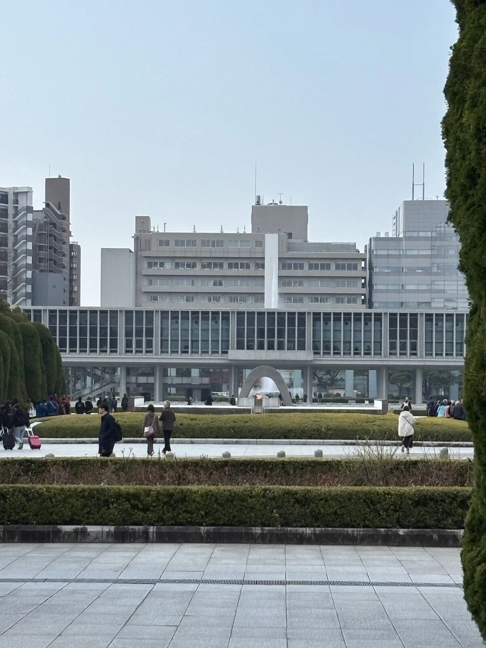 平和記念公園から見た広島平和記念資料館