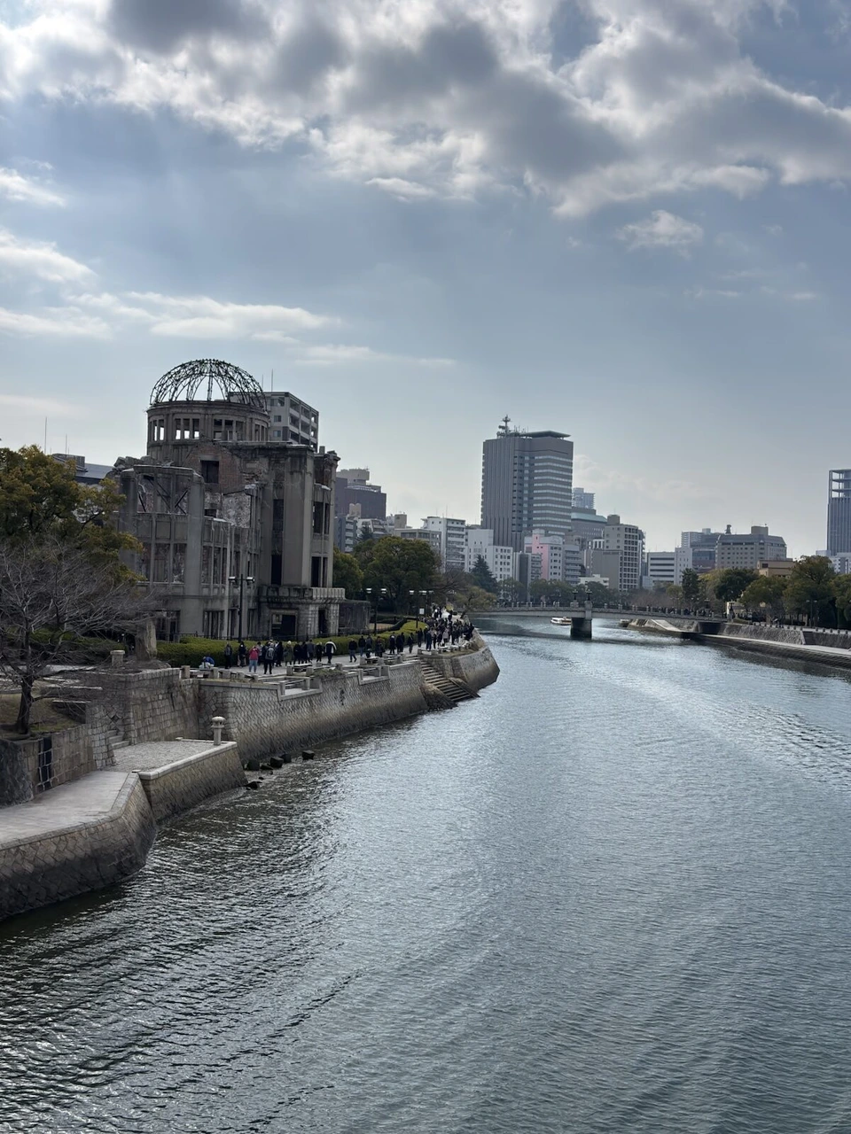 元安川沿いの原爆ドームと、川の先のビル