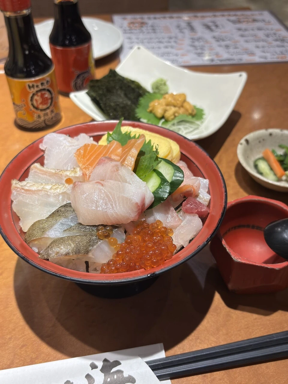 刺身とイクラ、卵焼きがのった海鮮丼と小鉢