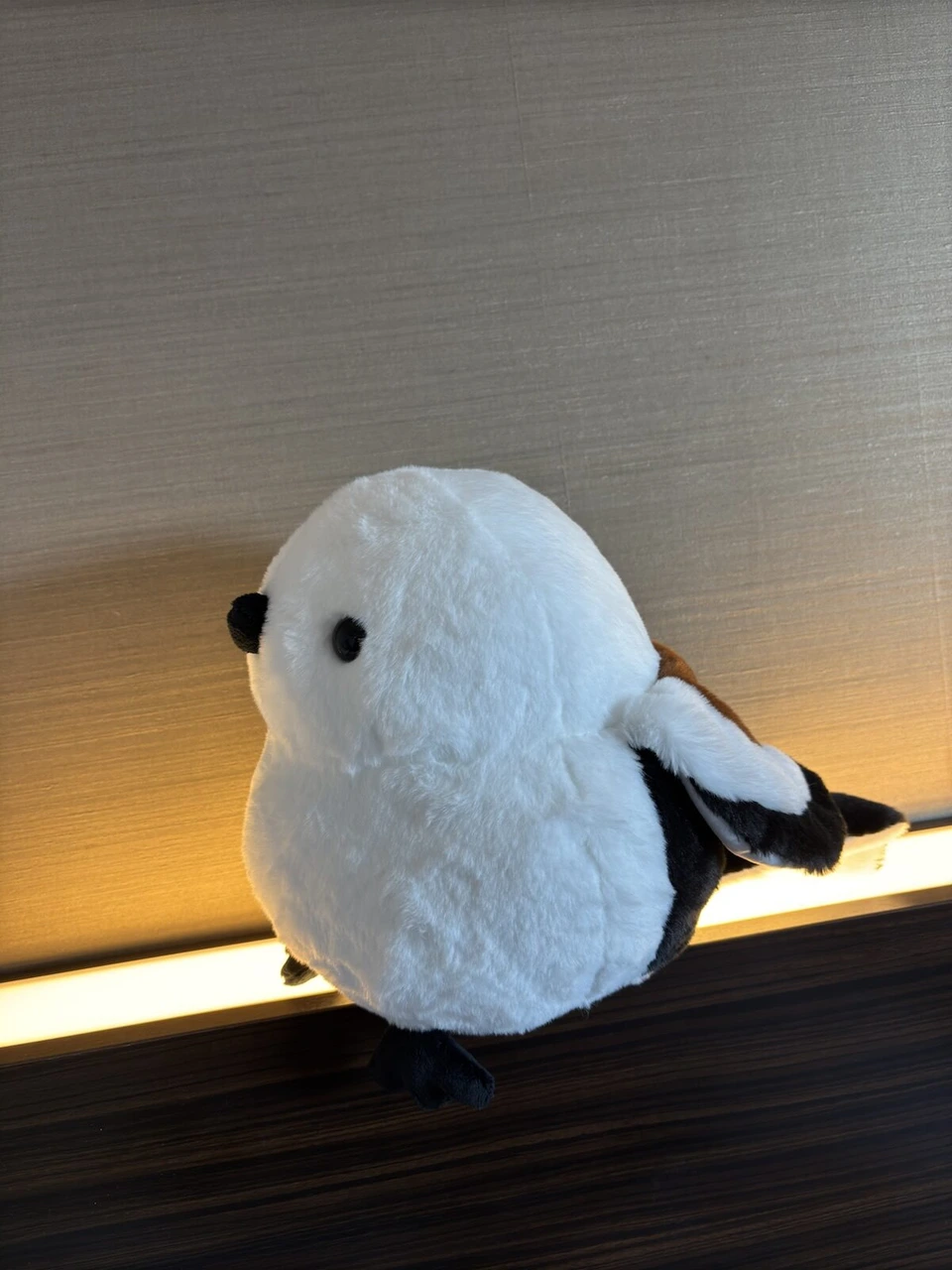 ANAクラウンプラザホテル釧路の客室の間接照明付きヘッドボードにのせたシマエナガのぬいぐるみ
