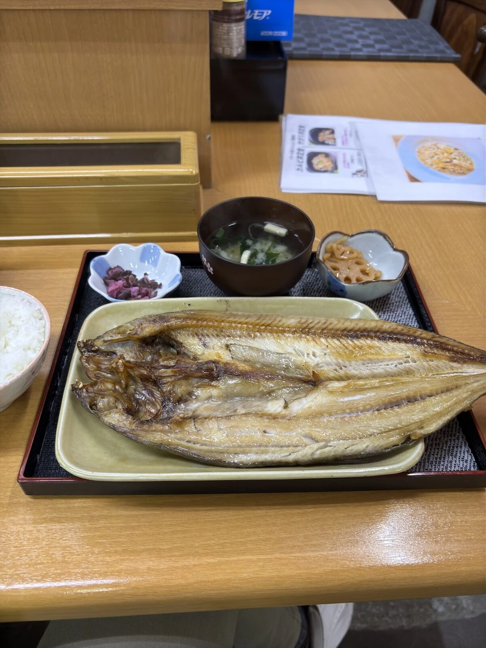 大きなホッケの開きの焼き魚定食。ご飯、味噌汁、小鉢