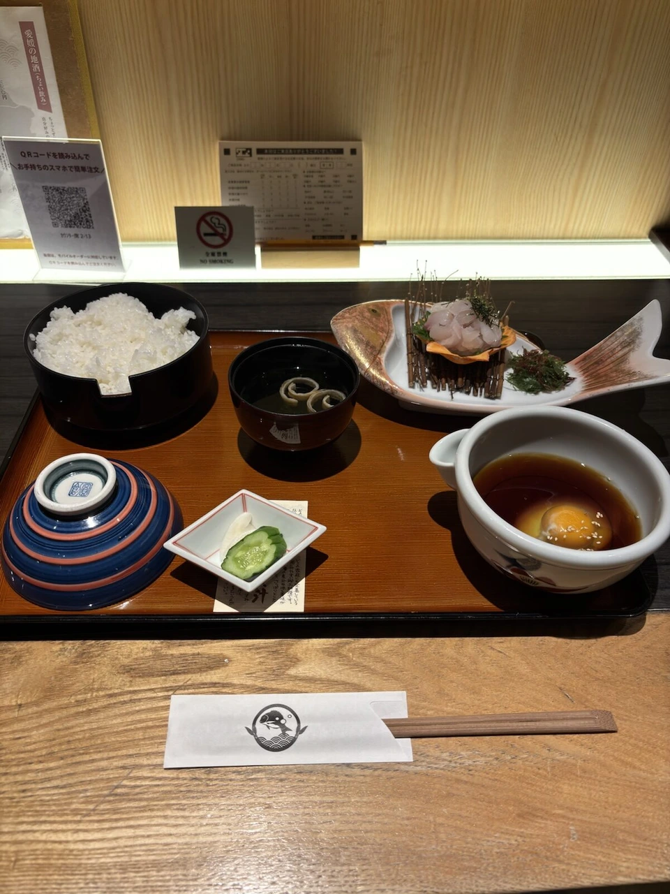 和定食のお盆。刺身、ご飯、茶碗蒸し、小鉢