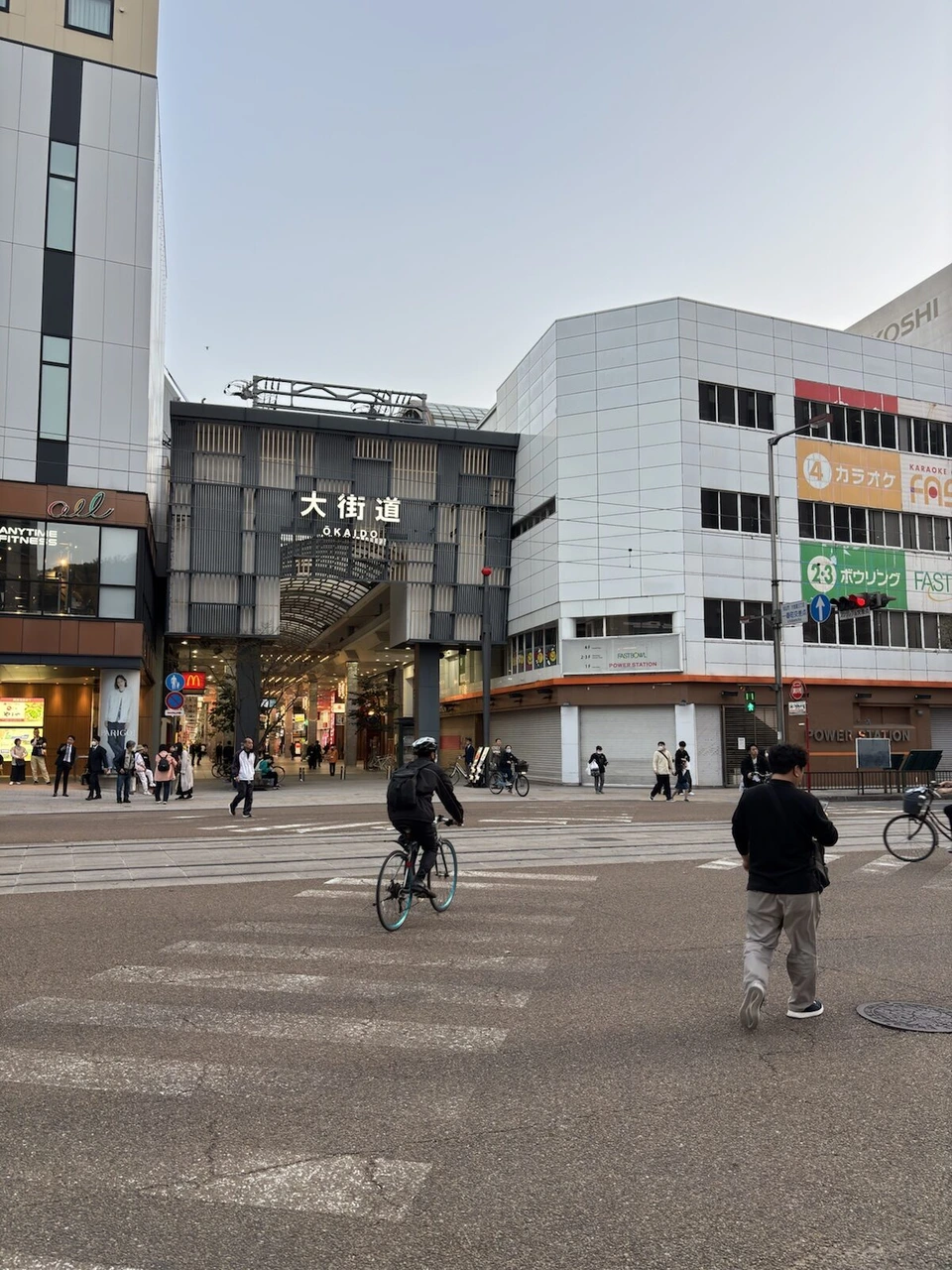 夕方の大街道商店街の入口と交差点