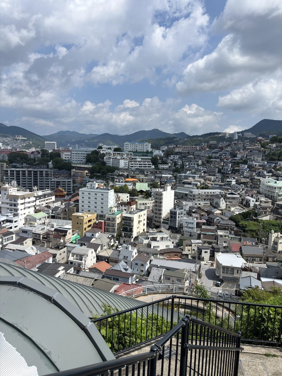 グラバー園の上の方から見下ろした長崎の住宅地と山