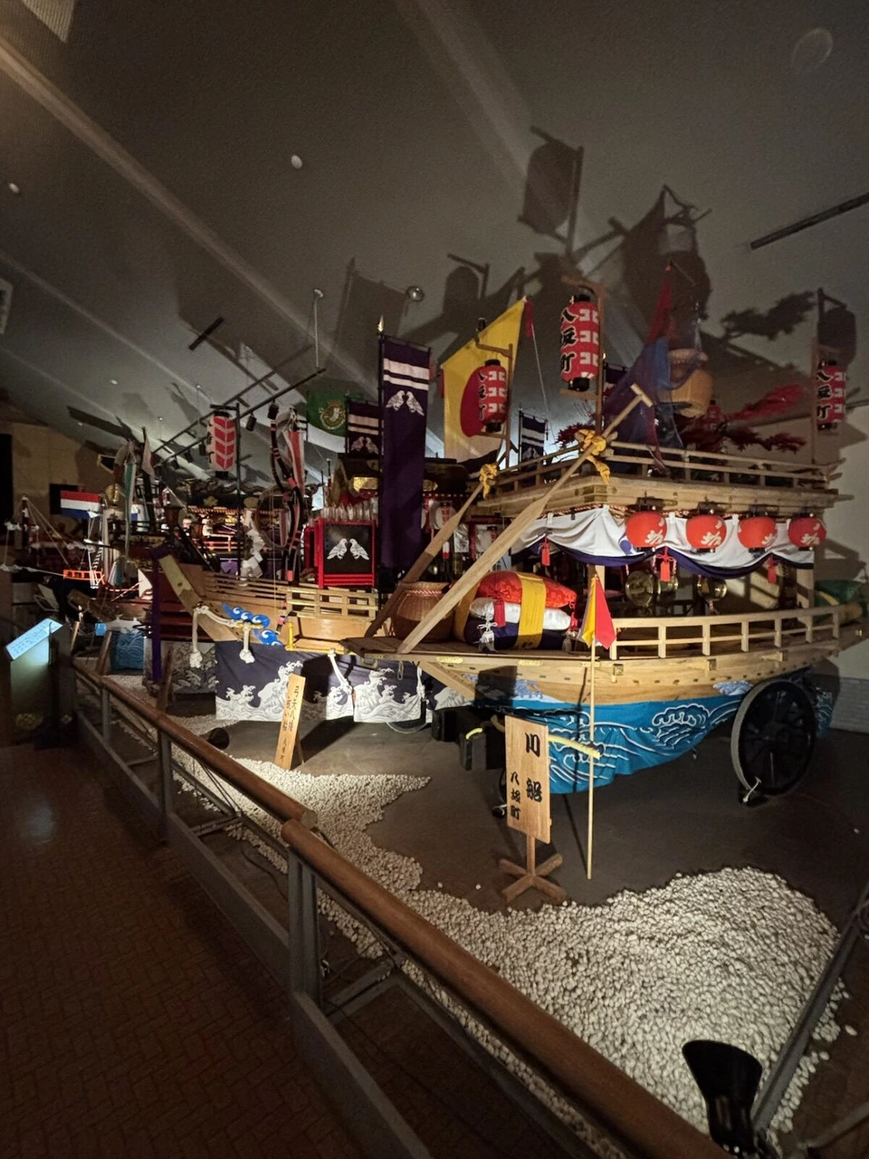 長崎伝統芸能館に展示された長崎くんちの船の形の曳物