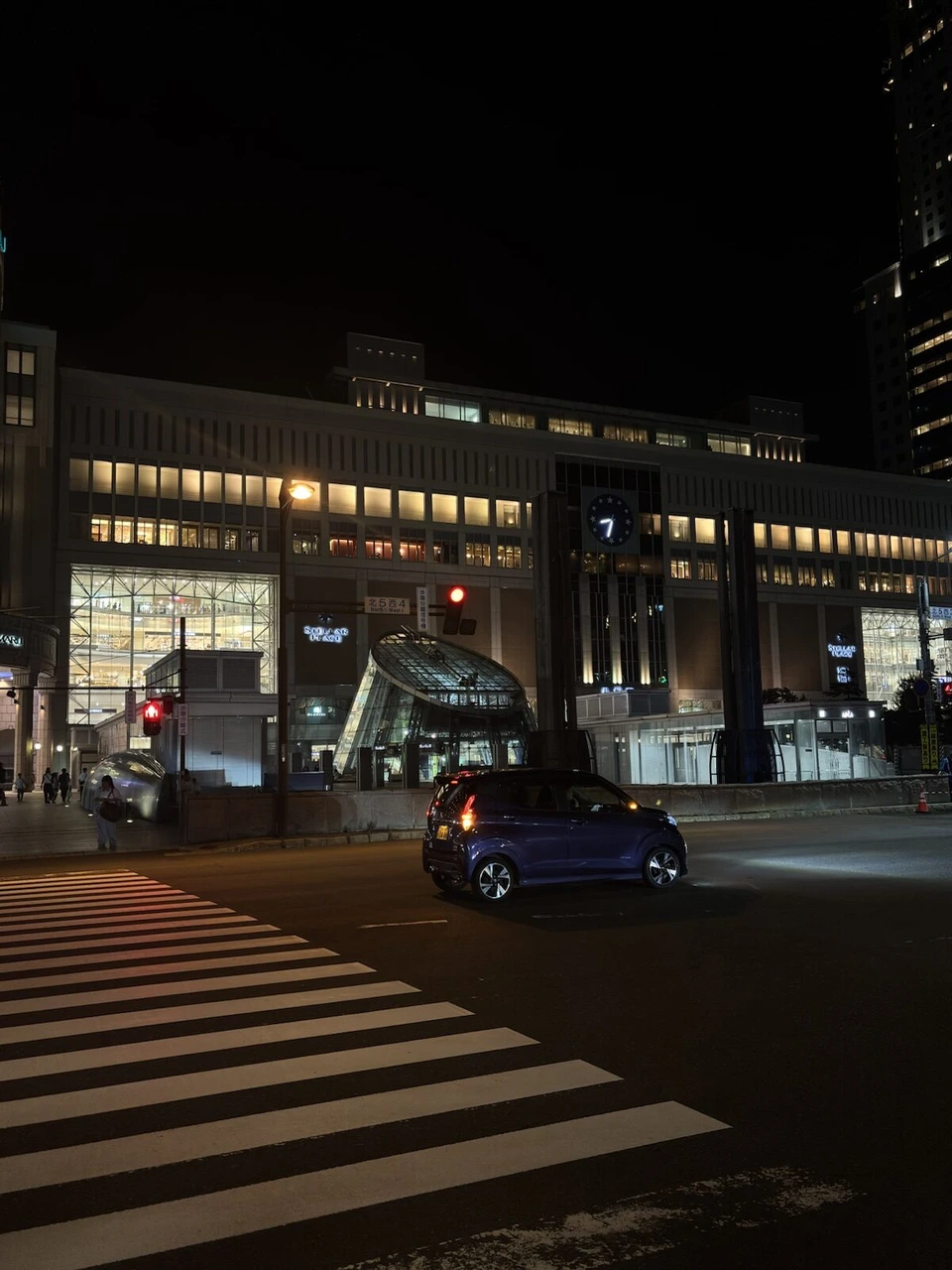 夜のJR札幌駅の南口と横断歩道
