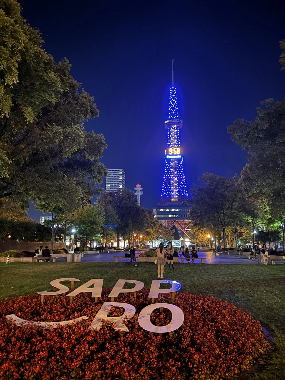 大通公園の花壇に置かれたSAPPOROの文字と、奥のテレビ塔