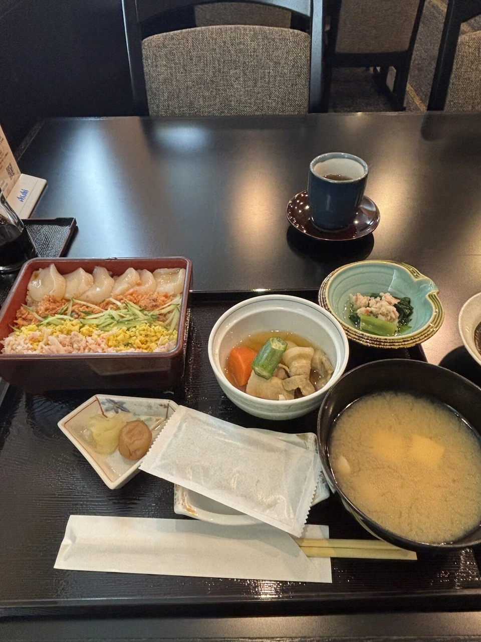 ANAクラウンプラザホテル札幌の和食處 雲海の和朝食。ちらし寿司のお重、煮物、味噌汁、小鉢