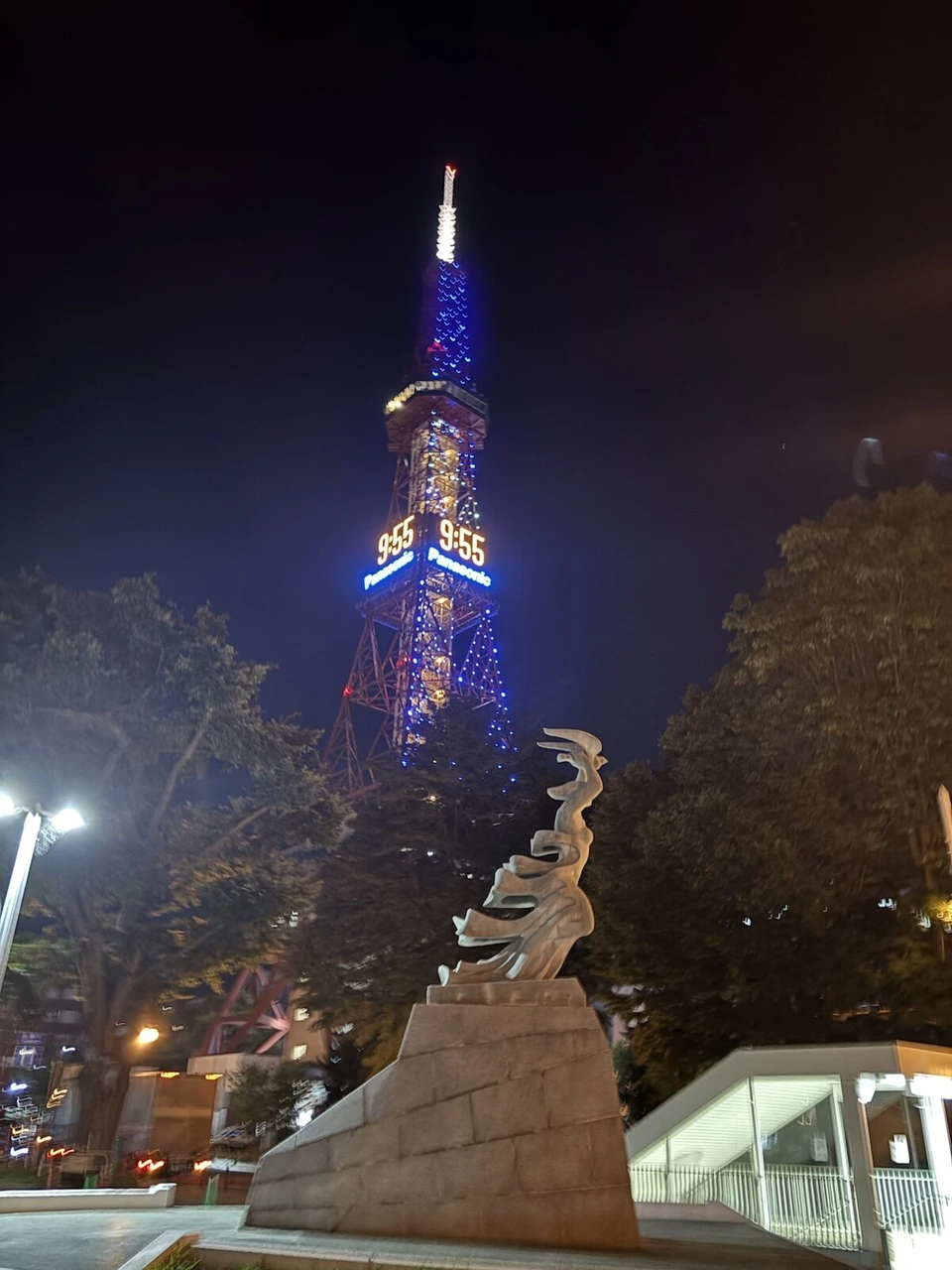 ANAクラウンプラザホテル札幌から歩いて行ける夜の大通公園と青くライトアップされたさっぽろテレビ塔