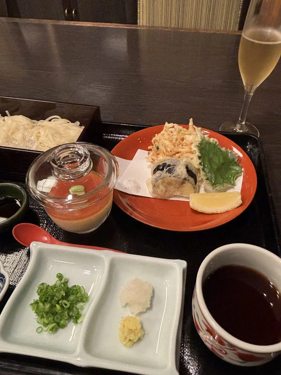 ANAクラウンプラザホテル富山の日本料理「雲海」の膳。木箱の冷たいうどん、天ぷら、ガラスの器の前菜、シャンパンのグラス