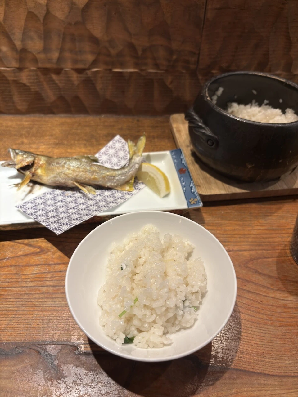 鮎の塩焼きと、土鍋で炊いたご飯、茶碗のご飯