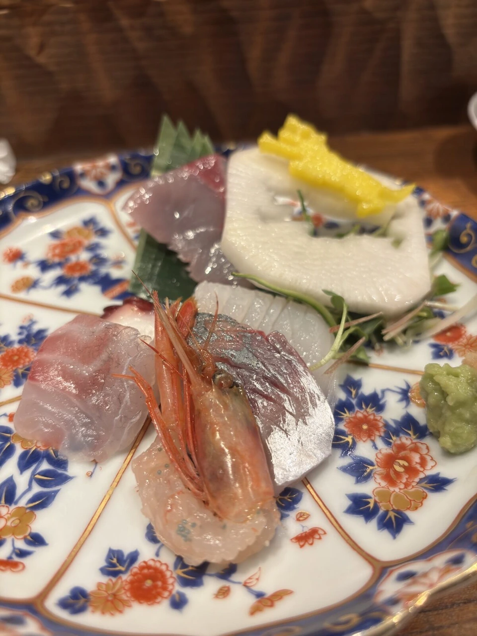 伊万里風の器に盛られた刺身。甘えび、ぶり、いか、鯛など
