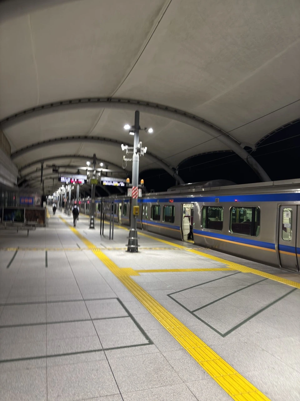 夜の仙台空港駅のホームに停まる仙台空港アクセス線の電車
