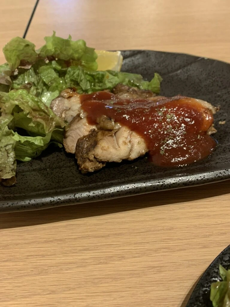 グリルした鶏肉にトマトソース、サラダ添え