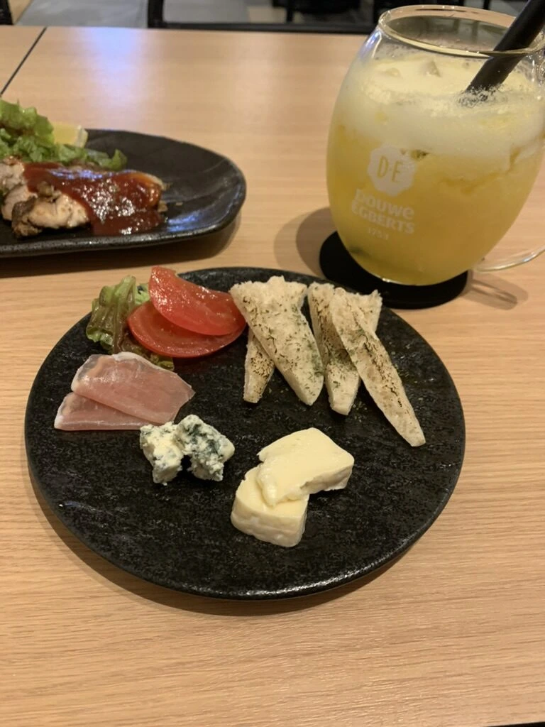 ホテル・アンドルームス那覇ポートの夕食の前菜。生ハム、ブルーチーズ、白いチーズ、トマト、ハーブのパン