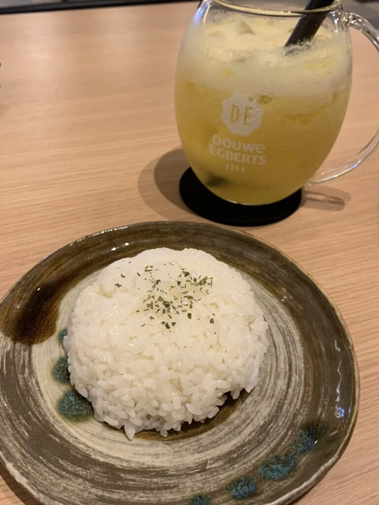 やちむん風の器に盛った白いご飯と、黄色い飲み物