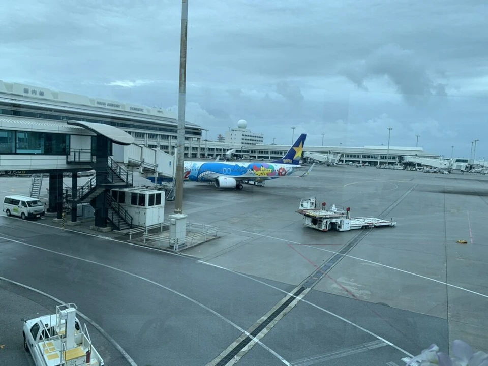 那覇空港の駐機場。スカイマークの特別塗装機と地上車両