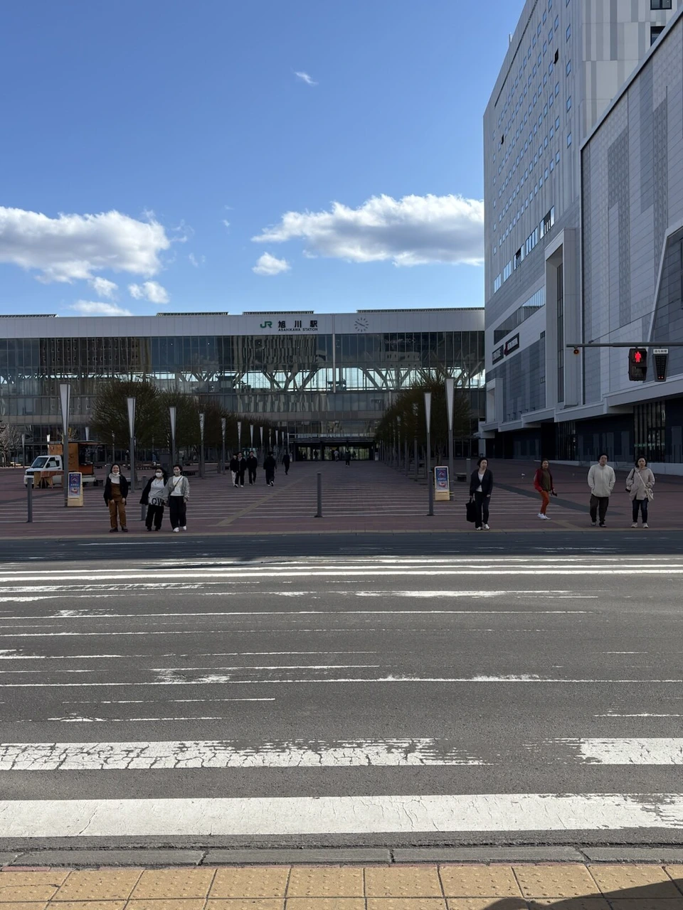 旭川駅前の横断歩道と駅舎、右手にイオンモールの建物